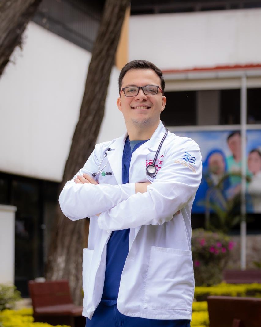 Dr. Ricardo García, médico internista, con bata blanca y estetoscopio